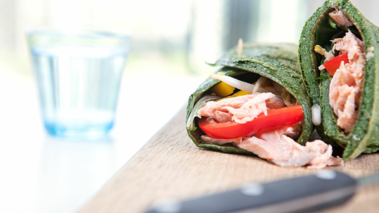 Lækker spinat wrap med laks Opskrift fra The Protein Kitchen